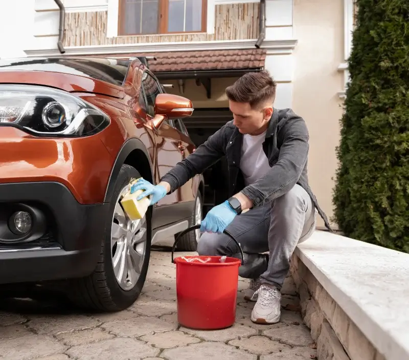 Lavage auto à domicile Helléan : professionnel intervenant sur un véhicule